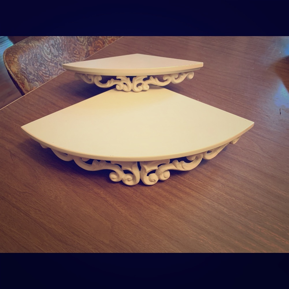 Set of 2 white decorative corner shelves.